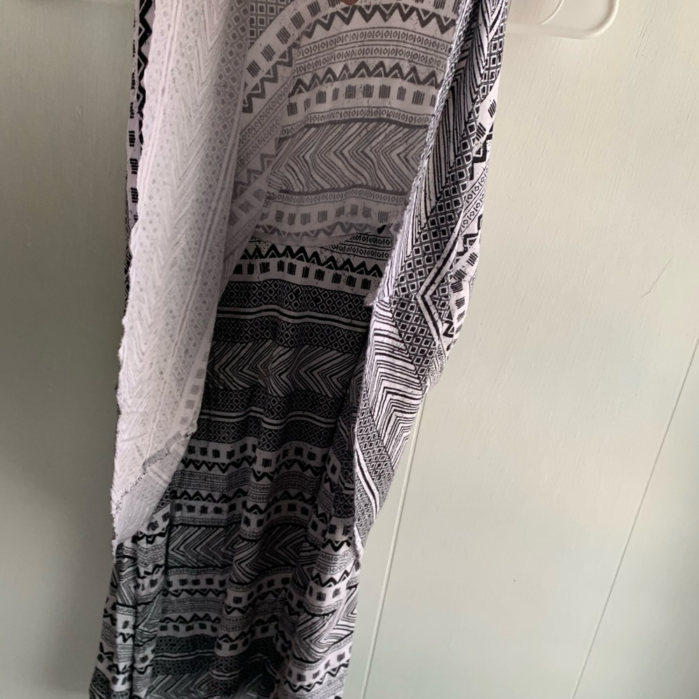 Multi-Layer Patterned Tank Top - Picture 3 of 4